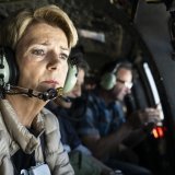 La présidente de la Confédération Karin Keller-Sutter observe les dégâts dans la région de Blatten